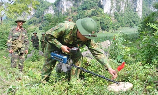 Chiến sĩ Đoàn Công binh 575 đang rà phá vật nổ trên biên giới tỉnh Lạng Sơn