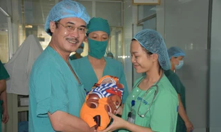 Bé gái sơ sinh 2,8kg chào đời an toàn từ sản phụ là bệnh nhân hẹp khí quản tại Bệnh viện Phổi TƯ.