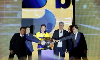 Thứ trưởng Bộ GT-VT Nguyễn Nhật và ông Khuất Việt Hùng, Phó Chủ tịch UB an toàn giao thông quốc gia nhấn nút khởi động ứng dụng gọi xe be.