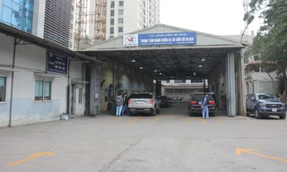 Cảnh chưa từng thấy tại nhiều trung tâm đăng kiểm Hà Nội ngày cuối năm 