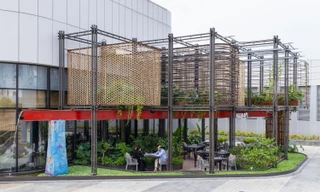 Độc đáo với nhà hàng bằng vật liệu tái chế giữa lòng Hà Nội