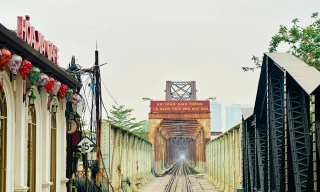 Hà Nội: Ga tàu Long Biên có 'áo mới' 