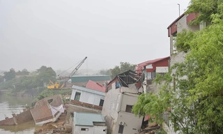 Xót xa hình ảnh những căn nhà đổ sập vì sụt lún bên sông Cầu