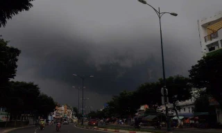 TPHCM trời tối mịt, TP Thủ Đức mưa to kèm theo gió giật mạnh