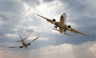 Mỹ: Hai máy bay chở hàng trăm người suýt va chạm trên trời