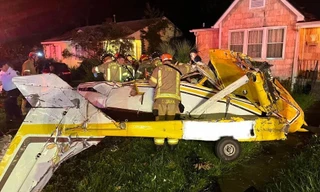 Mỹ: Máy bay rơi ngay ở cửa nhà dân 