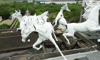 Ngựa 'chạy' tán loạn, biểu tượng tình yêu vụn vỡ do bão số 3