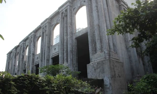 Khách sạn trăm tỷ trên 'đất vàng' bị bỏ hoang hơn thập kỷ 