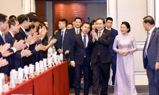 Chủ tịch Quốc hội Trần Thanh Mẫn gặp gỡ cộng đồng người Việt tại Singapore