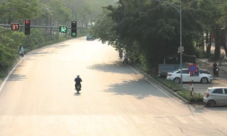 Đường phố vẫn đông dưới nắng nóng trong kỳ nghỉ lễ 30/4