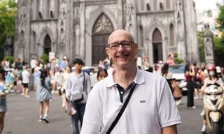 4 lần bay nửa vòng trái đất tới Hà Nội để 'thưởng thức' mùa thu 