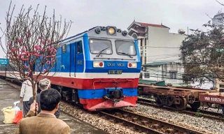 Vì sao chưa áp Tết đã hết vé tàu? 