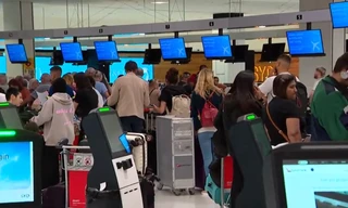 80 chuyến bay bị hủy, hàng trăm người mắc kẹt ở đảo Bali