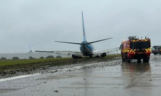 Máy bay TUI Airways ‘cày nát’ bãi cỏ 