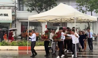 3,4 triệu lượt xem nhà trai dùng 'chiếc ô khổng lồ' che mưa đi hỏi cưới