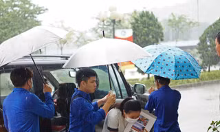 'Áo xanh' Thái Nguyên đội mưa đón tân sinh viên 