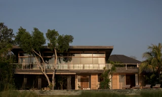 Nhà 2 tầng từ gỗ tái chế giúp tiết kiệm điện năng gây 'sốt'