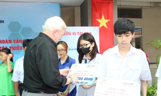 Công ty VWS trao hàng trăm suất học bổng Nguyễn Hữu Thọ