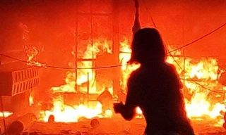 Hà Nội: Nghi vấn sét đánh bén lửa, thiêu rụi cửa hàng quảng cáo trong mưa