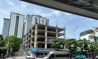 Cận cảnh cao ốc trơ khung hoen gỉ trên 'đất vàng' sau khi di dời nhà máy may Thăng Long