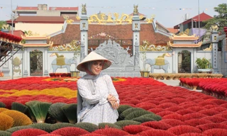 Khách quốc tế thích thú check-in làng hương nổi tiếng ở Hà Nội 