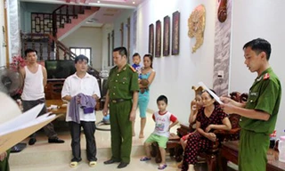 Cơ quan công an đọc quyết định bắt ông Xuân