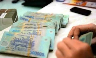 Đòi bồi thường 500 triệu đồng vì con bị lột áo quần