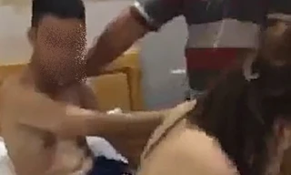 Ảnh bắt quả tang hai người trong khách sạn. Ảnh cắt từ clip