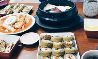 Bạn có thể thưởng thức gimbab tại quán ăn trên phố Ngọc Khánh, Ba Đình. Ảnh: Trang Thu