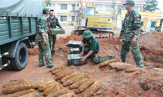 Công binh xử lý đạn pháo. Ảnh: Báo Bình Thuận