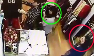 Nữ quái thấy nhân viên vừa rời khỏi bàn thu ngân