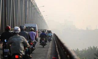 Tầm nhìn của người dân bị hạn chế bởi lớp sương mù xuất hiện vào sáng nay ở Hà Nội. Ảnh: Quý Đoàn