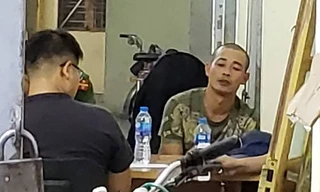 Khi bị dẫn giải về trụ sở Phòng cảnh sát hình sự Công an Hải Phòng, Điệp vẫn trong tình trạng "ngáo đá"