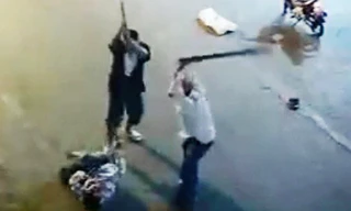 Cảnh chém dã man anh N. giữa phố. Ảnh cắt từ video