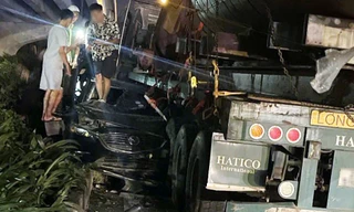 Ô tô con biến dạng sau cú va chạm với xe đầu kéo ở Hà Nội