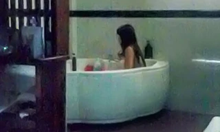 Đột kích cơ sở massage cho nhân viên tắm chung với khách
