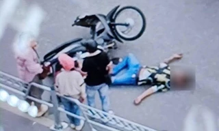 Đâm thẳng vào rào phân làn mới dựng ở Hà Nội, tài xế bị chấn thương sọ não