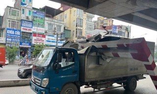 Hà Nội: Đi theo Google Map, xe tải húc đổ khung hạn chế chiều cao