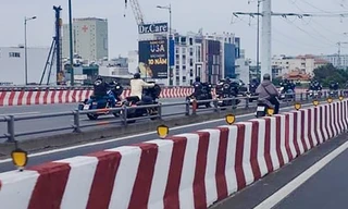 CSGT xác minh để xử lý dàn mô tô Harley đi vào làn ô tô trên cầu ở TPHCM