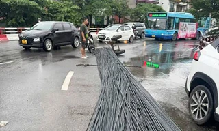 Hà Nội: Ô tô làm rơi bó sắt dài 12m, tắc nghẽn vòng xuyến cầu Chương Dương