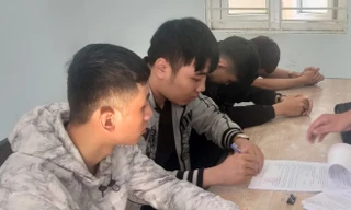 Quốc, An, Trường và Sơn tại cơ quan công an