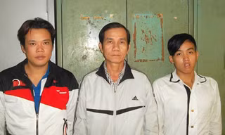 “Tú ông” Nguyễn Văn Hồng (Hùng “xì gà”, đứng giữa) cùng 2 đồng phạm bị bắt