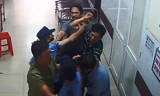 Anh T. lao vào hành hung bảo vệ bệnh viện khi đưa vợ đi cấp cứu. Ảnh: Cắt từ clip