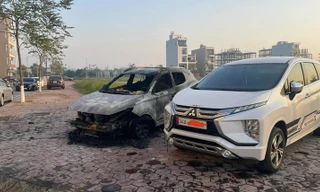 Chiếc ô tô bên trái được cho là nơi phát ra ngọn lửa.