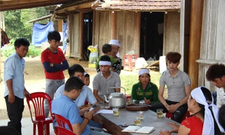 Gia đình nạn nhân đau buồn trước cái chết của nam phạm nhân