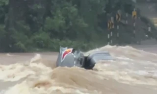 Mưa lớn làm sập nhà, cuốn trôi ô tô ở Quảng Trị