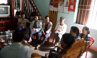 Các phụ huynh lo lắng về tình trạng sức khỏe con em. Ảnh: Zing