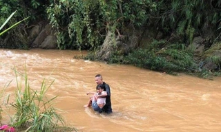 Bị cuốn khỏi đập tràn bé gái may mắn được hai thanh niên cứu giúp