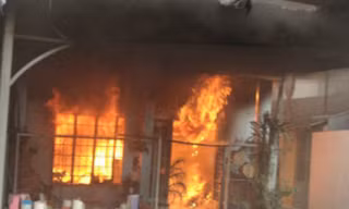 Phóng hỏa đốt nhà, khống chế nữ gia chủ trong đám cháy