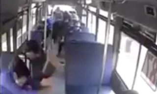 Nghi can Gương dùng dao tấn công nữ tiếp viên xe buýt. Ảnh cắt từ camera an ninh trên xe